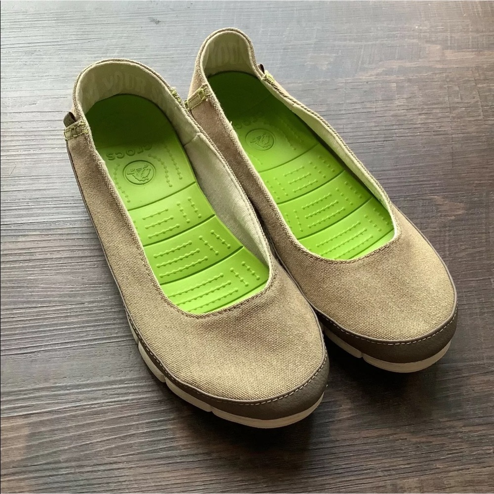 Crocs Size 7 Round Toe walking Loafers Fabric Women’s Canvas Tan Beige